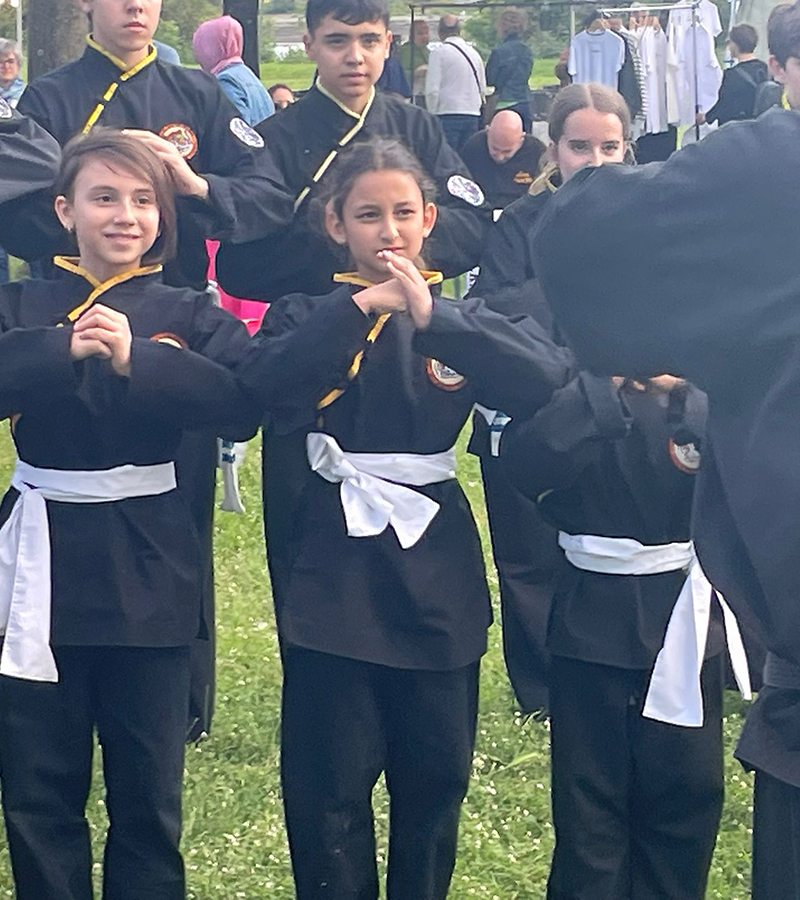 Allievi che salutno il maestro ad una dimostrazione di Kung Fu