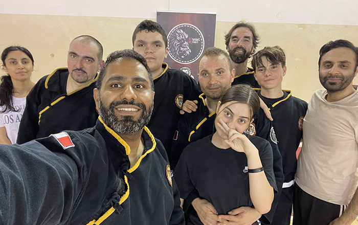 Adulti in palestra post allenamento di Kung Fu