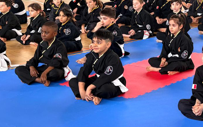 Bambini Kung Fu su tatami in palestra